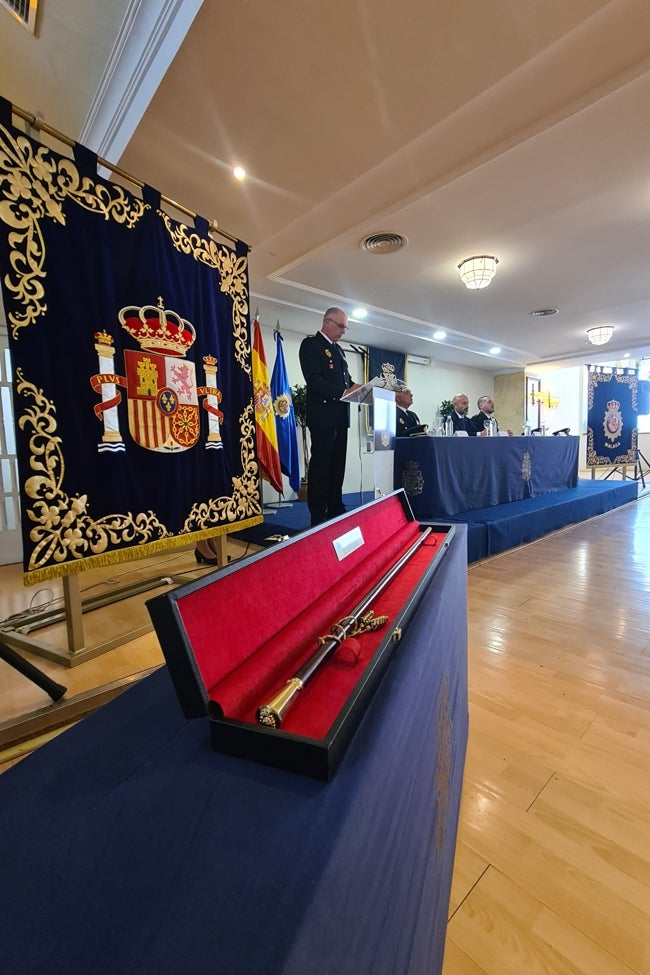 Cabas durante su discurso y con el bastón de mando en primer plano.