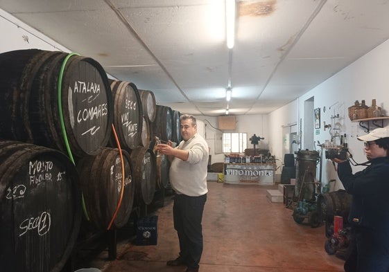 El edil comareño Manuel Robles, en una cata de vino, fotografiado por la artista británica.