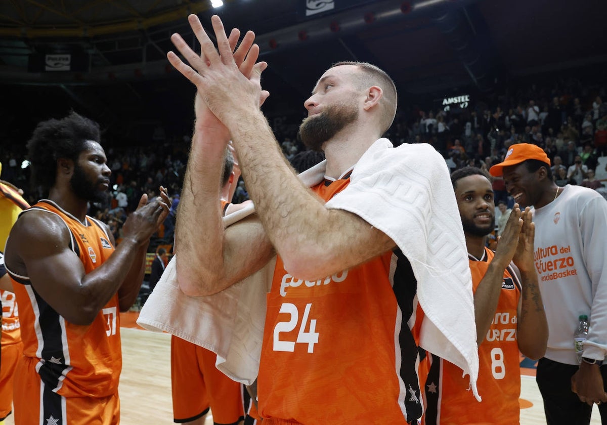 Los jugadores del Valencia celebran un triunfo.