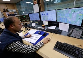 Un técnico de Emasa trabajando en las instalaciones de El Atabal.