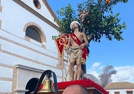 San Sebastián realiza su salida procesional por las calles de Casabermaja.