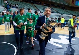 Ibon Navarro, en Murcia, con el trofeo de la Supercopa.