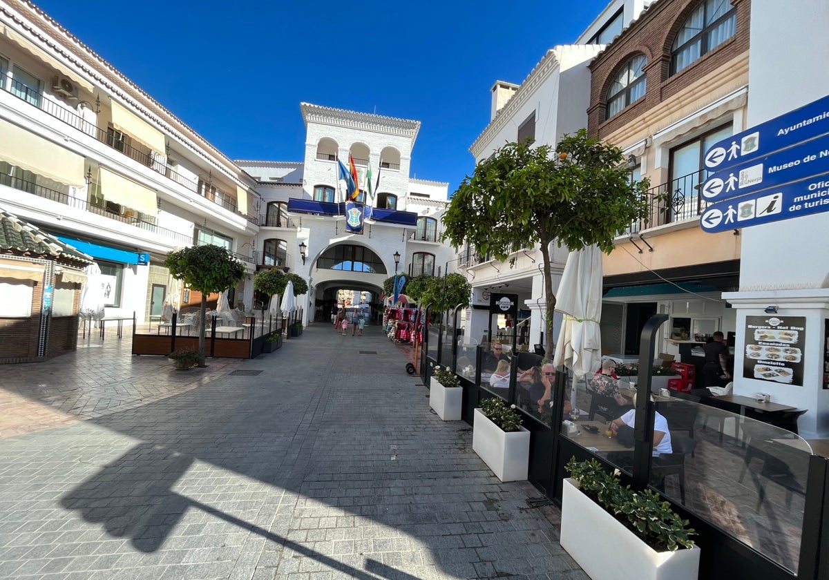 Fachada principal del Ayuntamiento nerjeño en la céntrica calle Carmen.