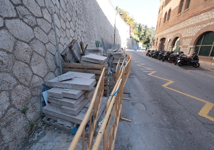 Baldosas almacenadas en la acera norte de la calle Guillén Sotelo.