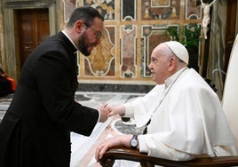 Aguilera saluda a Francisco durante una recepción en una imagen de archivo.