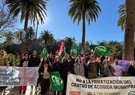 Los empleados del albergue municipal junto a los concejales socialistas.