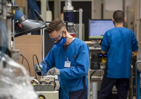 Trabajadores de una empresa de electrónica en Málaga.