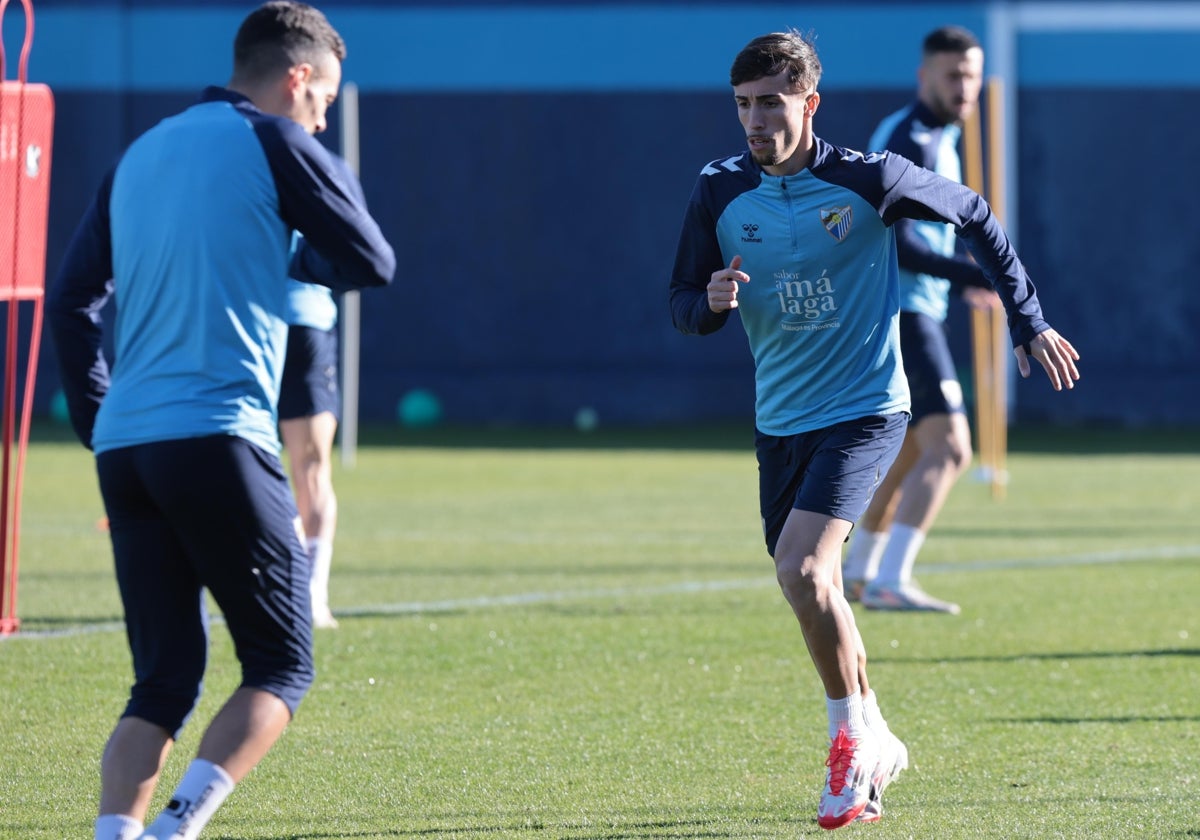 Larrubia, este jueves como uno más en el entrenamiento del Málaga.