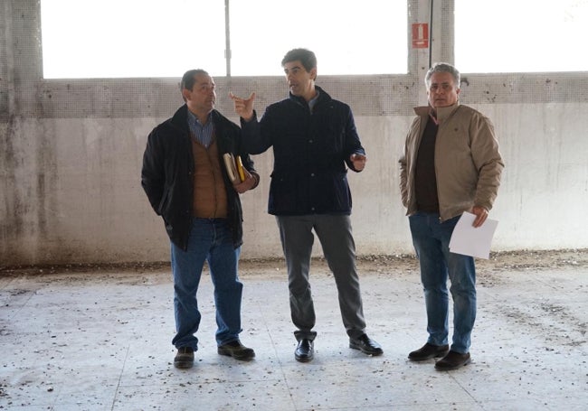 Francisco Santos en la antigua fábrica textil con los técnicos municipales.