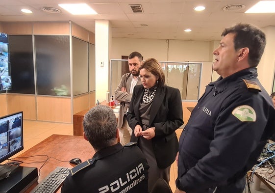 El concejal de Seguridad, la alcaldesa y el jefe de la Policía Local atienden las explicaciones sobre el sistema de videovigilancia de uno de los agentes encargados de su funcionamiento.