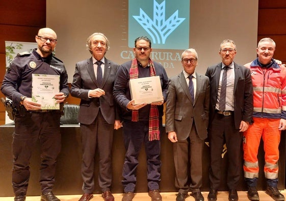 Entrega del desfibrilador por parte de la Fundación Caja Rural Granada.