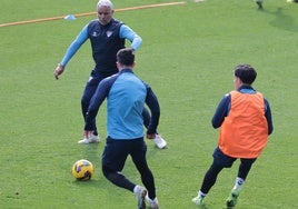 Sergio Pellicer participa en el 'rondo' del entrenamiento del Málaga del viernes.