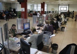 Malagueños haciendo trámites en las oficinas de Gestrisam.