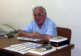 Alfonso Arjona, en su despacho, durante su etapa de párroco de Ntra. Sra. de Gracia de Cerrado de Calderón.