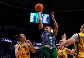 Cesarina Capellán lanza a canasta en el partido ante La Salle