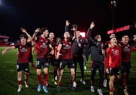 Los jugadores del Mirandés celebran su último triunfo, en Anduva frente al Deportivo.