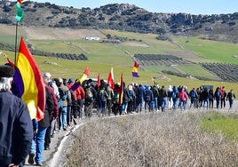 La 'Marcha Las Huias' en su segunda edición, con cientos de personas caminado por la sierra.