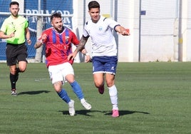 Pato, jugador del Torre del Mar, y Cristian, de El Palo.