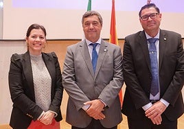 La secretaria general de la UMA, Elsa Álvarez, el rector Teodomiro López, y el nuevo decano, José Jiménez