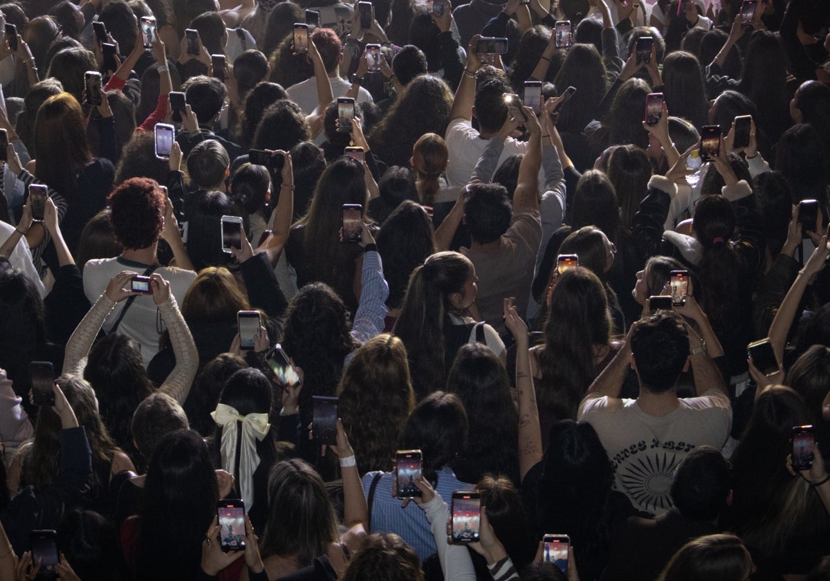 Estudiantes, en un concierto en plena época de exámenes.