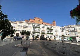 Fachada principal del Ayuntamiento de Torrox en la céntrica plaza de la Constitución.