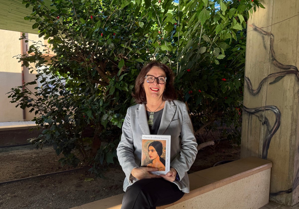 Maite Méndez, con su libro 'Cruces de Culturas'.