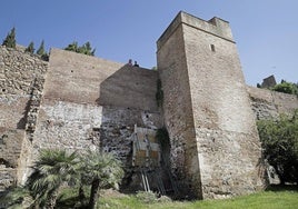 Imagen tomada años atrás, de uno de los muros de la Alcazaba, apuntalado.