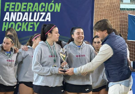 La entrega del trofeo a las campeonas.