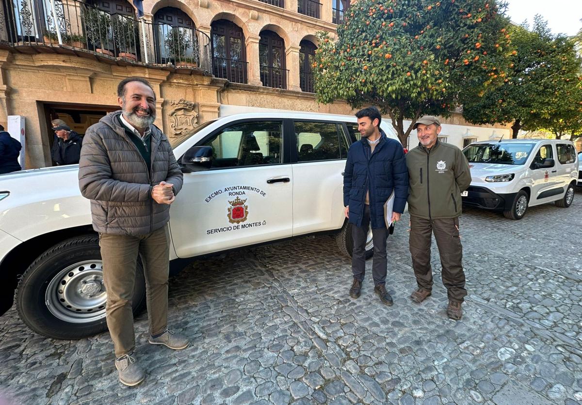 González, entre otros, presentó los vehículos.