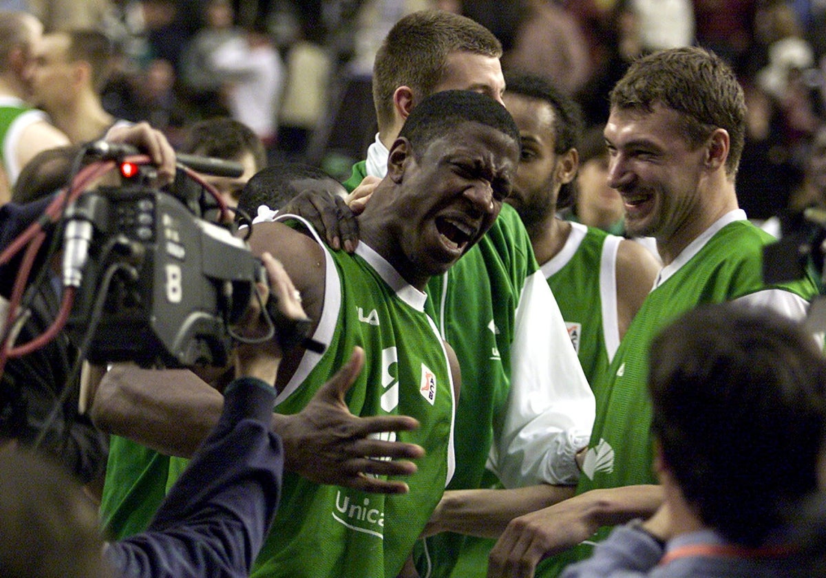 Kornegay, felicitado por sus compañeros tras lograr la victoria ante el Joventut en la Copa de 2003.