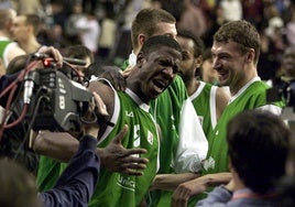 Kornegay, felicitado por sus compañeros tras lograr la victoria ante el Joventut en la Copa de 2003.