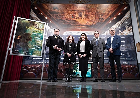La concejala de Cultura y Patrimonio Histórico del Ayuntamiento de Málaga, Mariana Pineda, y el delegado territorial en Málaga de la Consejería de Desarrollo Educativo de la Junta de Andalucía, Miguel Briones, han presentado esta mañana Cervantes Lírico en una rueda de prensa en la que estuvieron acompañados por el director del Teatro Cervantes y gerente de Málaga Pro-cultura, Juan Antonio Vigar; el barítono Carlos Álvarez, director artístico de Ópera Estudio de Málaga, y la responsable de Artes Escénicas de la Fundación Unicaja, Gema Domínguez.