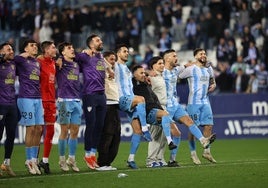 Los jugadores del Málaga celebran ante su afición el último triunfo liguero en La Rosaleda, frente al Eldense.