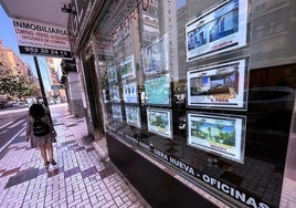 Escaparate de una inmobiliaria en una calle de Málaga.