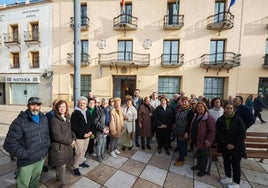 Usuarios de las instalaciones deportivas de Vélez-Málaga, este martes a las puertas del Ayuntamiento.