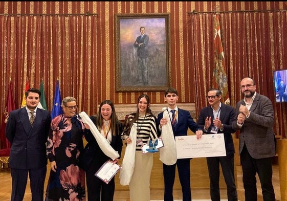 De izquierda a derecha, el director del torneo, José Manuel Arguijo; Chief people & Organization Officer de Persán, Yolanda Mediano; los participantes Aduma galardonados, Marta Heredia, Paula Lacave y José Antonio Simón; Chief Digital Officer Persán, Jesús Cabet y el director de Comunicación de Ledu, Ángel Domingo.