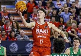 Mario Saint-Supéry penetra a canasta en el partido contra el Joventut.