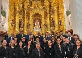 Integrantes del coro de la Real Hermandad del Rocío de Málaga, en la ermita de Almonte.