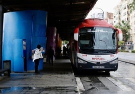 Un autobús de Avanza en la estación de Muelle de Heredia.