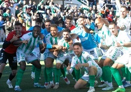 El equipo celebra la victoria ante el Murcia, con Marcelo don Santos, baja de larga duración.