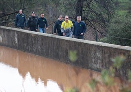 El consejero de la Presidencia, Antonio Sanz, en el embalse afectado por la grieta en la sierra de Huelva.