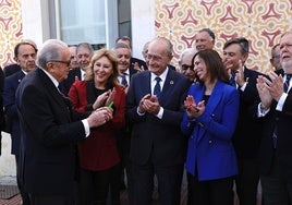 Fernández Verni recibe las llaves de manos de Díaz, en presencia de España y De la Torre.