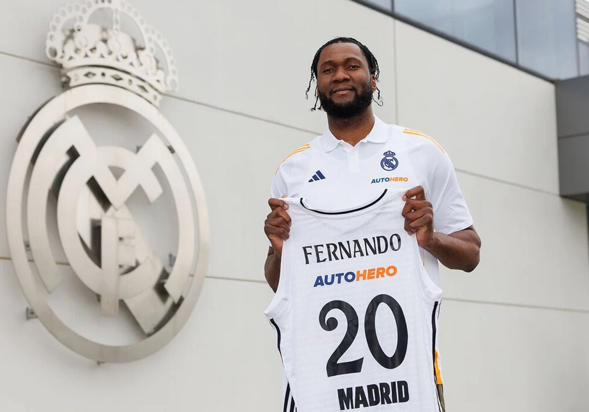 Bruno Fernando posa con la camiseta del Real Madrid.