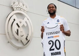 Bruno Fernando posa con la camiseta del Real Madrid.