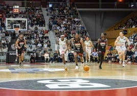 Perry intenta parar un contraataque en el Girona-Unicaja.