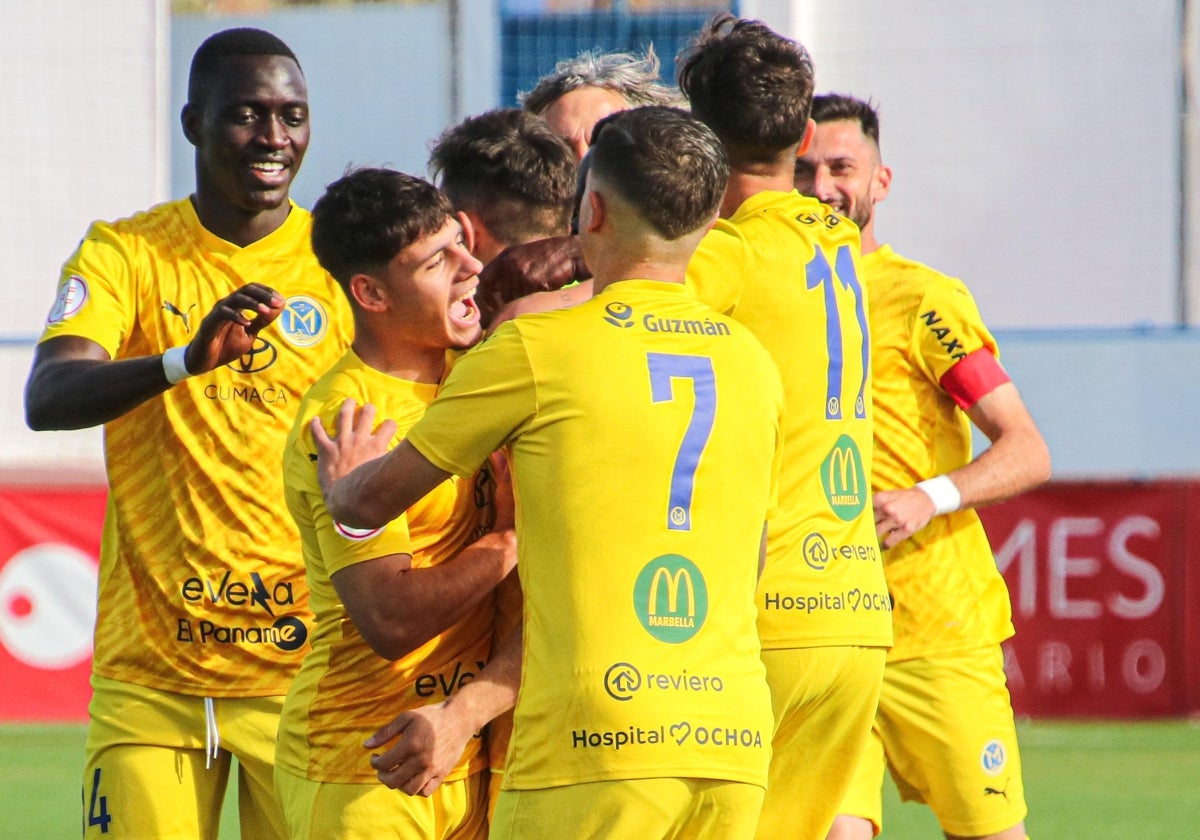 El Marbellí celebra el 0-1, de Joselinho.