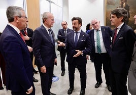 Cardenete, en el centro de la imagen, junto a De la Torre y Salado, esta mañana.