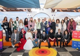 La artista Nebulossa y la presentadora Paula Vázquez, junto a los 16 artistas del Benidorm Fest 2025.