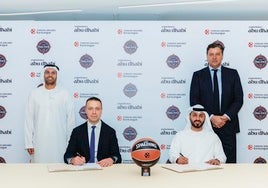 Instante de la firma del acuerdo de la Euroliga para la Final Four de Abu Dabi.