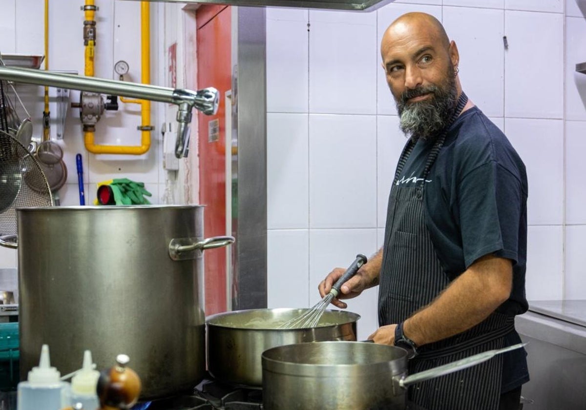 Benito Goméz, en la cocina de Bardal.